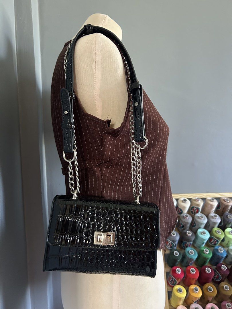 Black Croc Embossed Patent Leather Shoulder Bag with Silver Chains (Category: Shoulder Bags) located in Banaybanay. Submitted by rethread.co (Listing ID 1466188733, Image 1). Description: - Style: Black patent leather shoulder bag with a glossy croc-embossed texture - Straps: Silver chain mixed with comfortable black leather shoulder pads - Closure: Secure metal turn-lock on the front flap - Interior: Clean lining with a structured rectangular sh