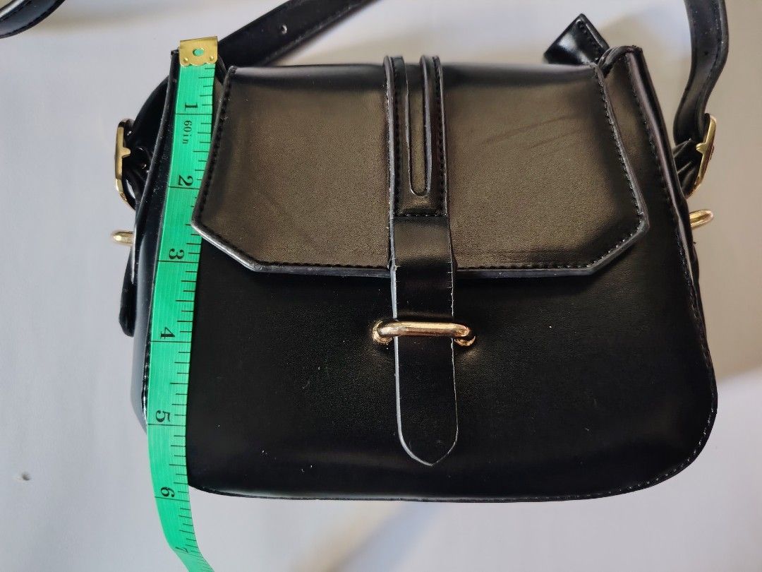 Black Crossbody Bag (Category: Cross-body Bags) located in Tarlac. Submitted by your_finds (Listing ID 1466247818, Image 3). Description: Description: Condition: 8/10 / Good condition Issue: Medyo nagbakbak ang strap sa gilid, tabi ng hardware.