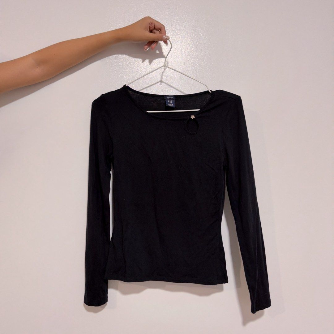 black fitted top (Category: Longsleeves) located in Cebu City. Submitted by cuteoncue (Listing ID 1466328140, Image 2). Description: xxs-small (xxs on tag - highly stretchable).