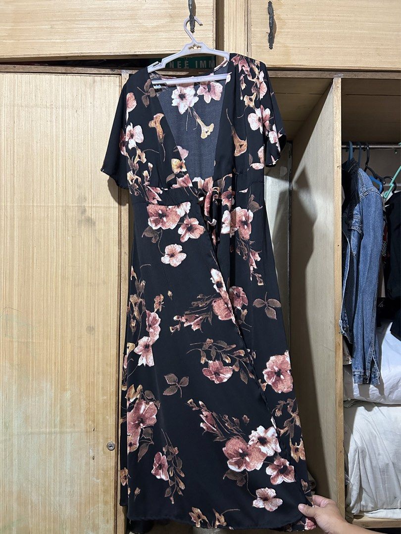 Black Floral Dress (Category: Dresses) located in Manila. Submitted by lueur000 (Listing ID 1466289594, Image 1). Description: Freesize.
