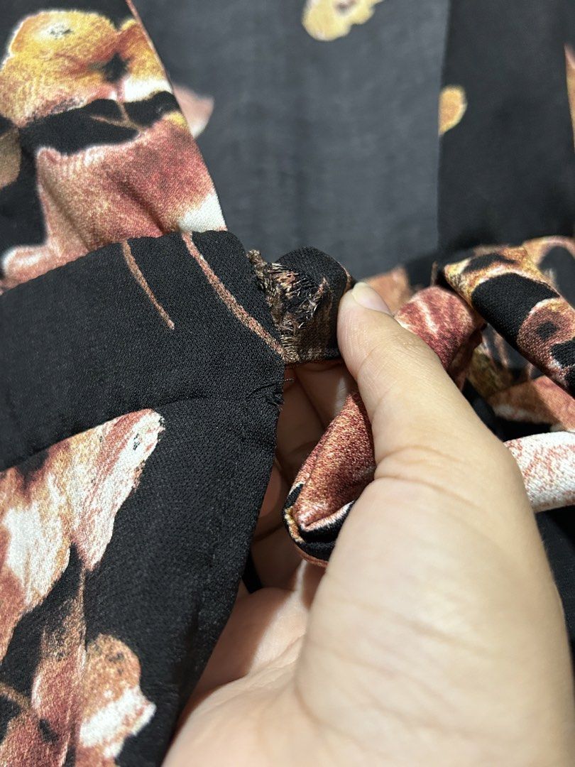Black Floral Dress (Category: Dresses) located in Manila. Submitted by lueur000 (Listing ID 1466289594, Image 2). Description: Freesize.