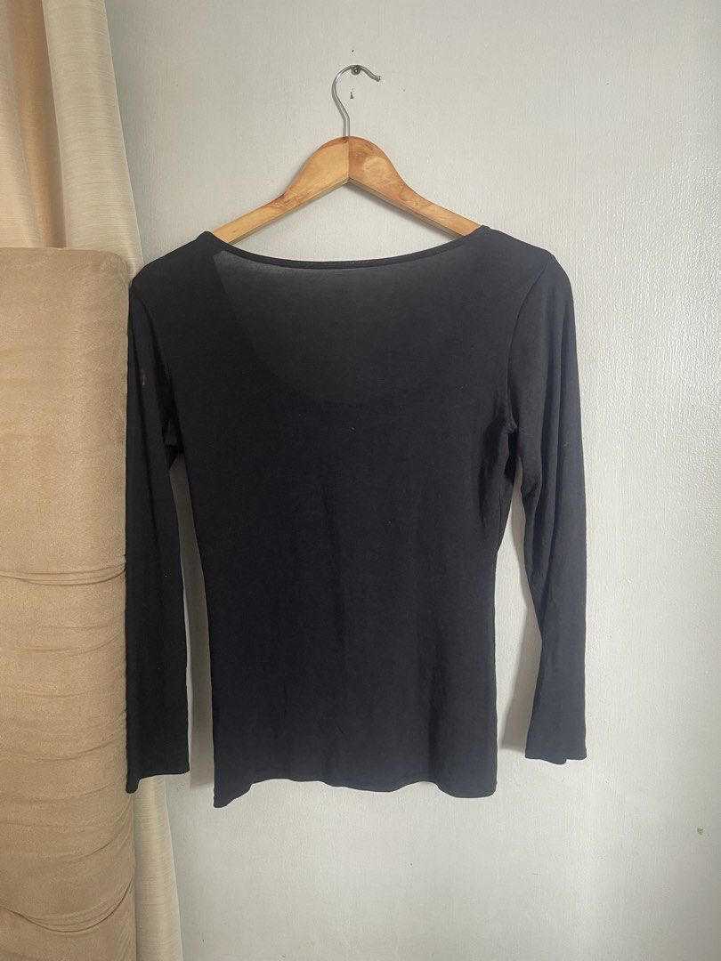 black GU thermal top (Category: Longsleeves) located in Quezon City. Submitted by booktt (Listing ID 1466180732, Image 2). Description: black GU heattech thermal top.