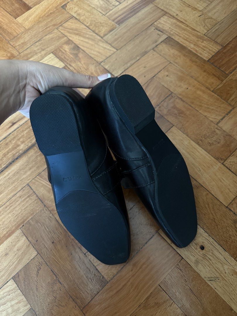 Black Lara ballet flats (Category: Flats & Sandals) located in Makati City. Submitted by demrixxx27 (Listing ID 1466180501, Image 3). Description: .