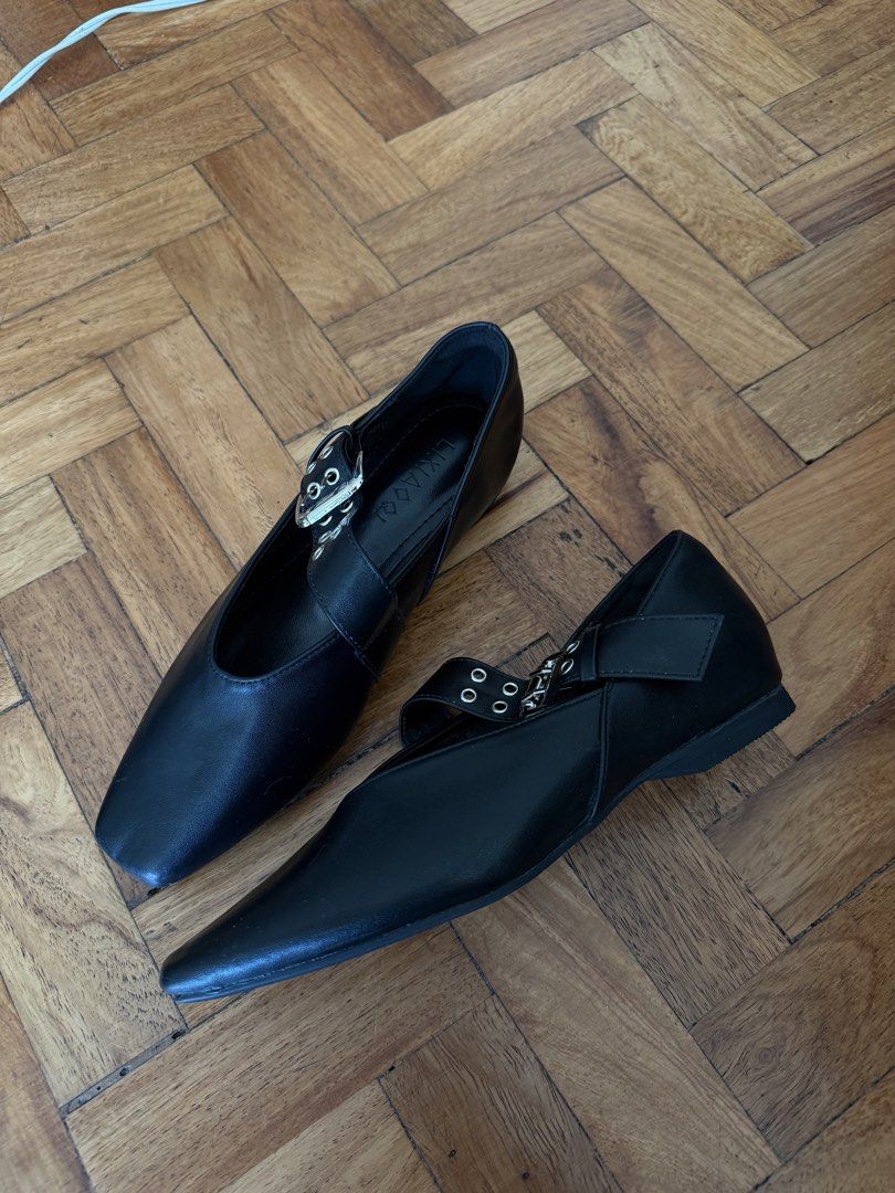 Black Lara ballet flats (Category: Flats & Sandals) located in Makati City. Submitted by demrixxx27 (Listing ID 1466180501, Image 1). Description: .