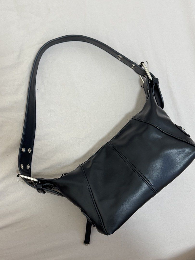 Black Leather Y2K Shoulder Bag (Category: Shoulder Bags) located in Mandaluyong City. Submitted by anj_declutters (Listing ID 1466203055, Image 2). Description: .