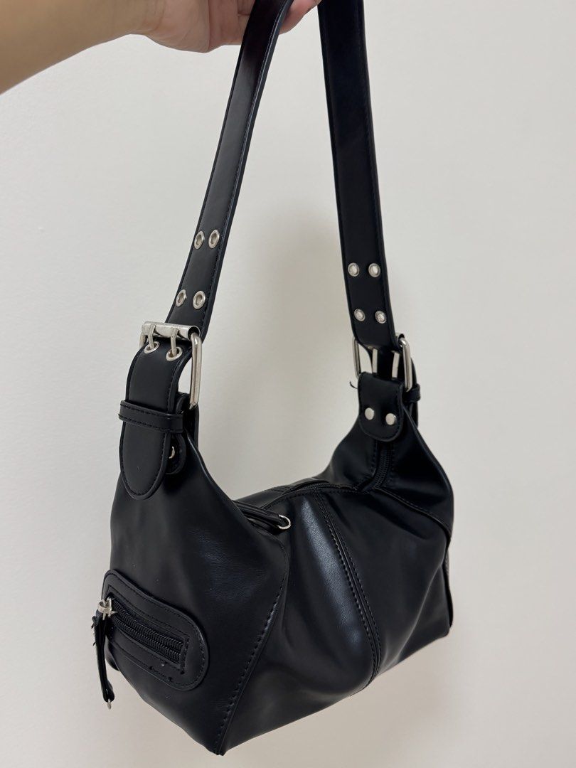 Black Leather Y2K Shoulder Bag (Category: Shoulder Bags) located in Mandaluyong City. Submitted by anj_declutters (Listing ID 1466203055, Image 1). Description: .