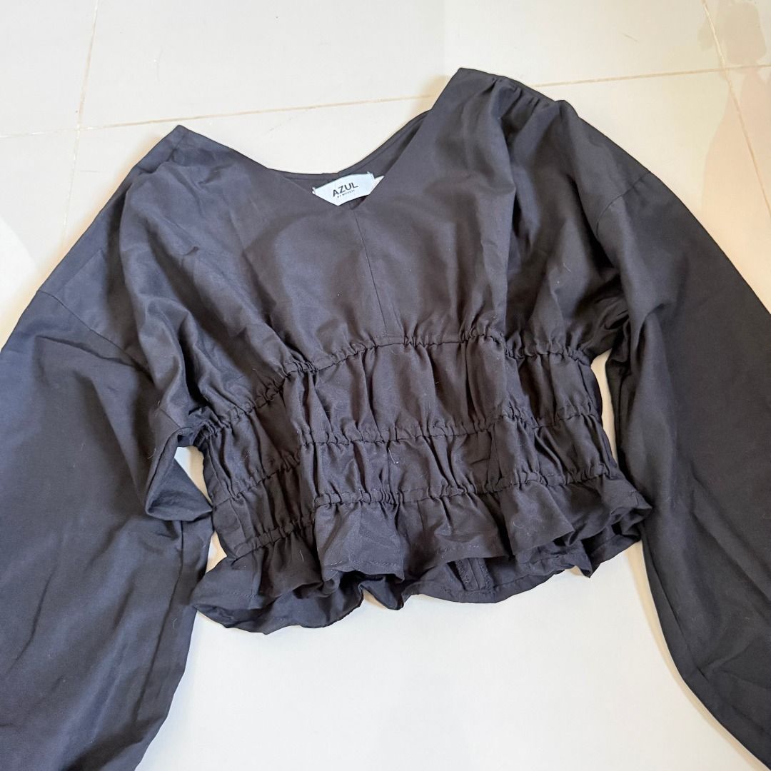 Black Long Sleeve Smocked Blouse (Category: Longsleeves) located in Baliuag. Submitted by dubu.preloved (Listing ID 1466288095, Image 1). Description: Black Long Sleeve Smocked Blouse ✨ Condition: 8/10 📏 Size: S-M 🚚 Shipping available via JNT/Flash 📍 Meet-up: Baliuag, Bulacan.