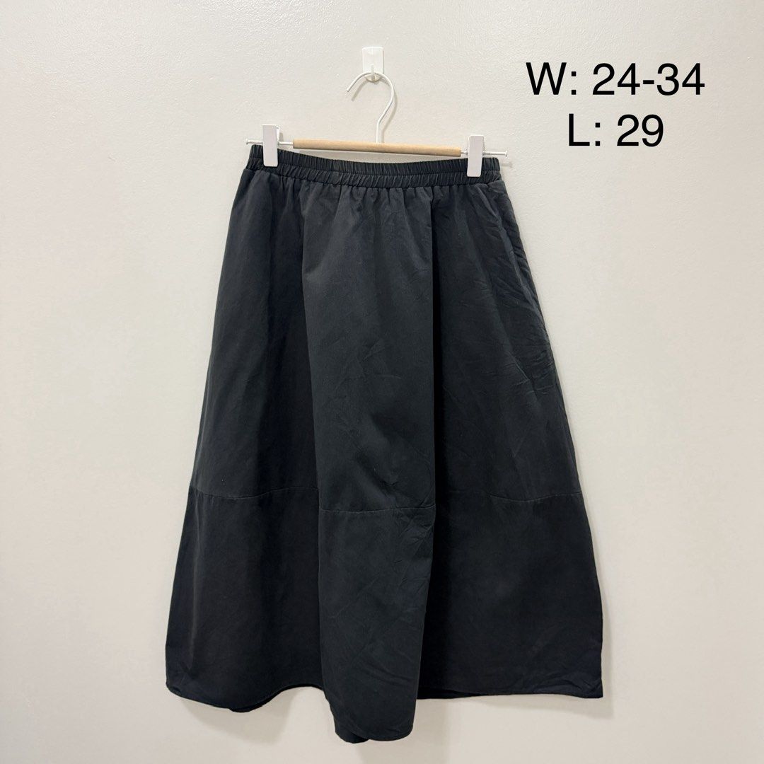 Black Midi Skirt Elastic Waist (Category: Skirts) located in Rodriguez. Submitted by jrms23 (Listing ID 1466164121, Image 1). Description: - Color: Classic black - Style: Midi skirt with bottom hem panel design - Waist: Comfortable elastic waistband - Fit: Stretchy and easy to wear - Versatility: Pairs well with casual tees or blouses.