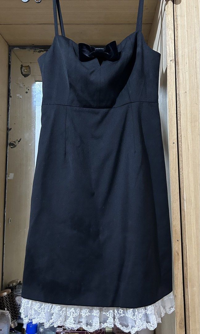 Black Mini Dress (Category: Dresses) located in Manila. Submitted by lueur000 (Listing ID 1466279066, Image 1). Description: Small - Waist - 25-26.