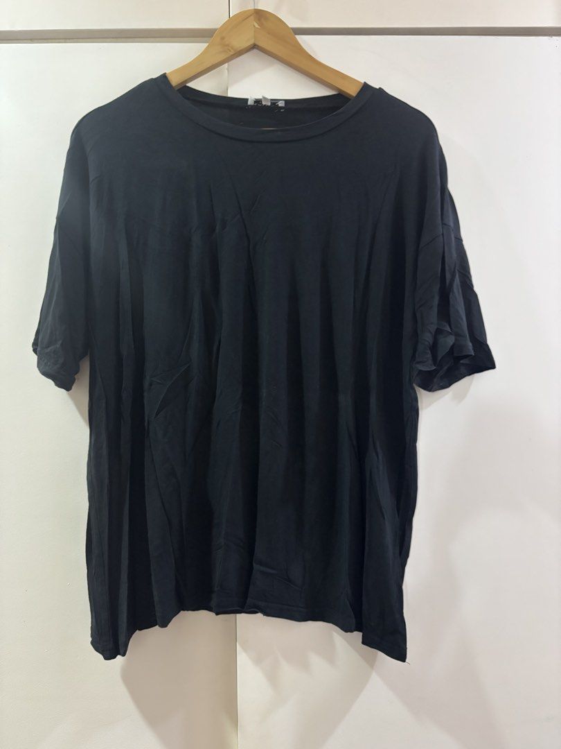 Black oversized t-shirt basic casual top (Category: Shirts) located in Las Pinas. Submitted by misg0905 (Listing ID 1466202746, Image 1). Description: - Color: Classic Black - Fit: Oversized with a trendy drop shoulder - Style: Crew neck, short sleeves - Comfort: Super soft fabric, perfect for everyday wear - Versatility: Essential wardrobe basic that matches any outfit - Condition: Ready for a new owner.