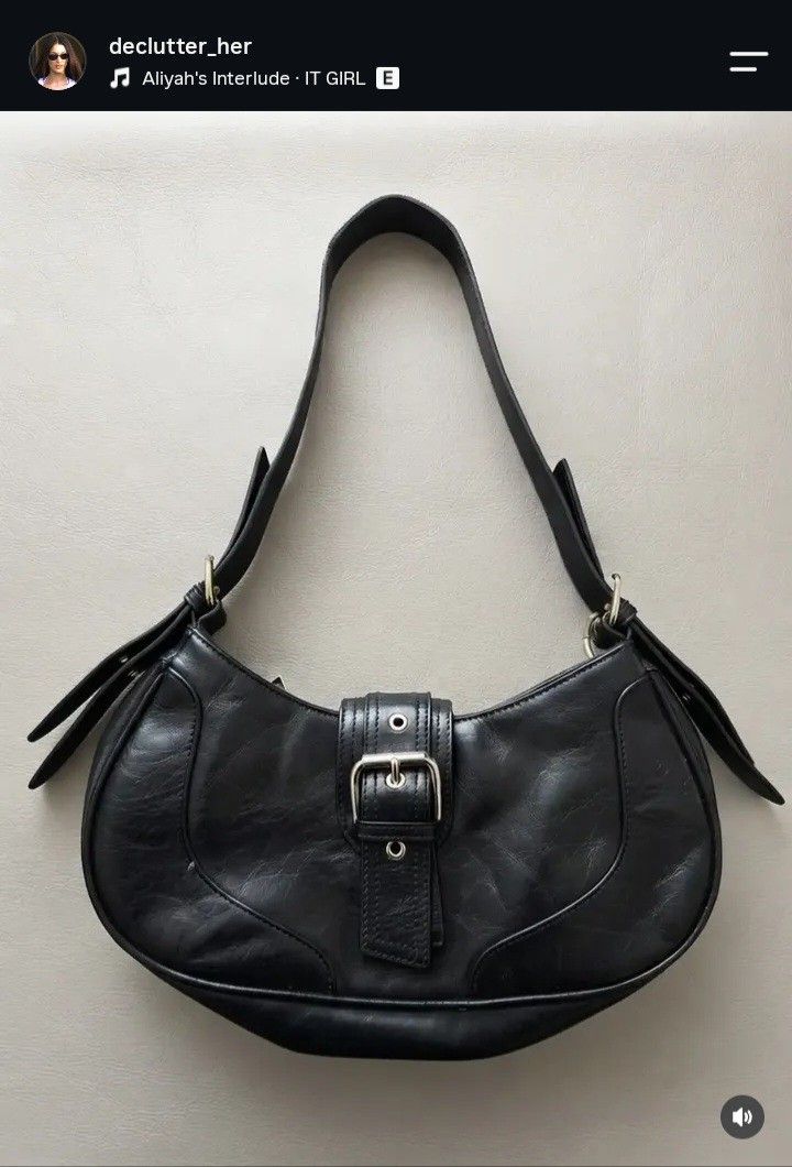 Black shoulder bag and tote bag bundle (Category: Tote Bags) located in Barcelona. Submitted by merewifx (Listing ID 1466204103, Image 1). Description: - Set of 2 versatile black bags made of smooth faux leather - Bag 1: Structured shoulder bag featuring a front buckle and chic metal hardware - Bag 2: Spacious tote bag with dual shoulder straps and a modern central seam detail - Both bags feature clean interiors and are ideal for daily use, work,