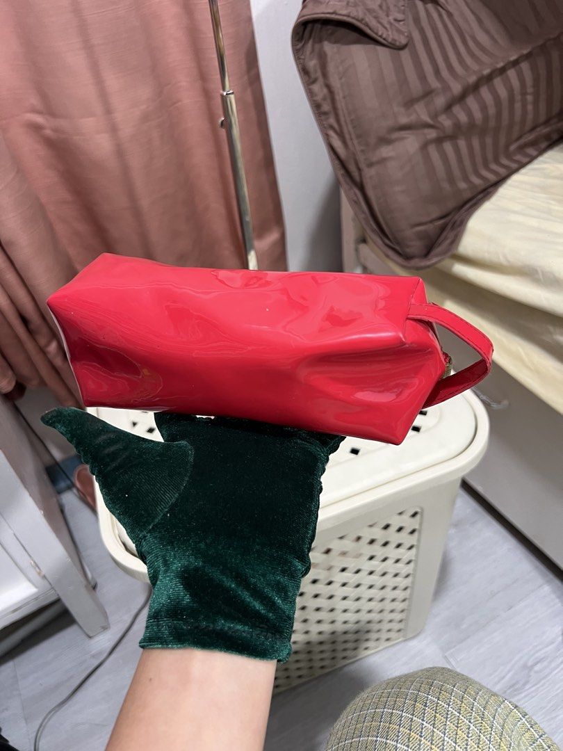 branded water proof make up pouch (Category: Luxury Bags & Wallets) located in Baguio. Submitted by mercedeshermosamoran (Listing ID 1466192952, Image 3). Description: L- 4 inches W- 8 inches.