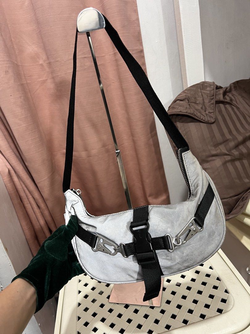 branded Y2k / 90's punk core shoulder bag (Category: Shoulder Bags) located in Baguio. Submitted by mercedeshermosamoran (Listing ID 1466198352, Image 2). Description: L- 5 1/2 inches W- 11 1/2 inches.