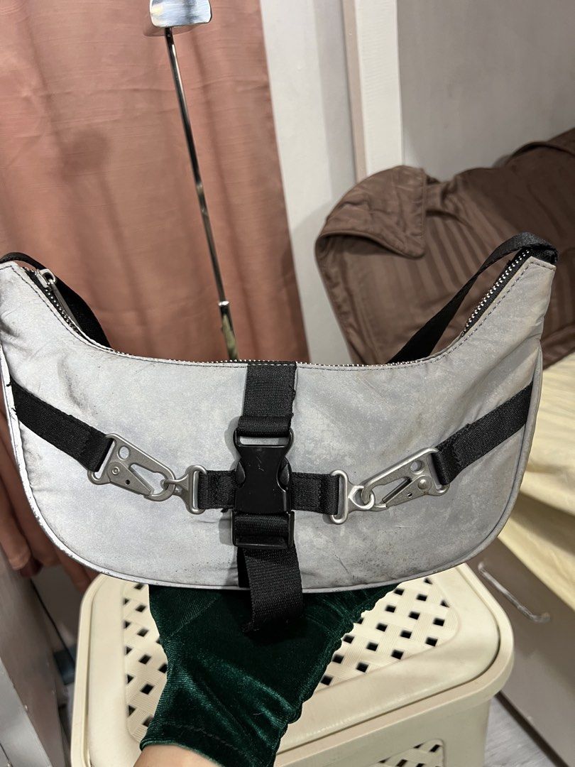 branded Y2k / 90's punk core shoulder bag (Category: Shoulder Bags) located in Baguio. Submitted by mercedeshermosamoran (Listing ID 1466198352, Image 3). Description: L- 5 1/2 inches W- 11 1/2 inches.