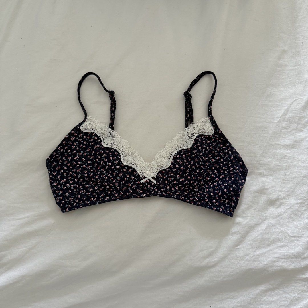 Brandy Melville Bralette Top (Category: Shirts) located in Davao. Submitted by aug_amari (Listing ID 1466170484, Image 1). Description: fits size xs-medium no pad slot from US.