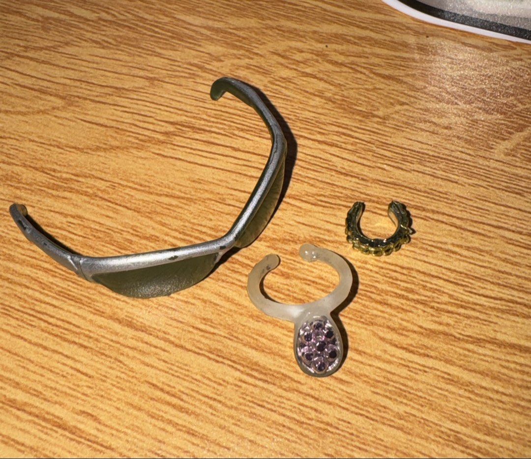 Bratz Accessories (Category: Kids Toys) located in Manila. Submitted by poporo.ly (Listing ID 1466165737, Image 1). Description: — eyeglass, necklace & bracelet .
