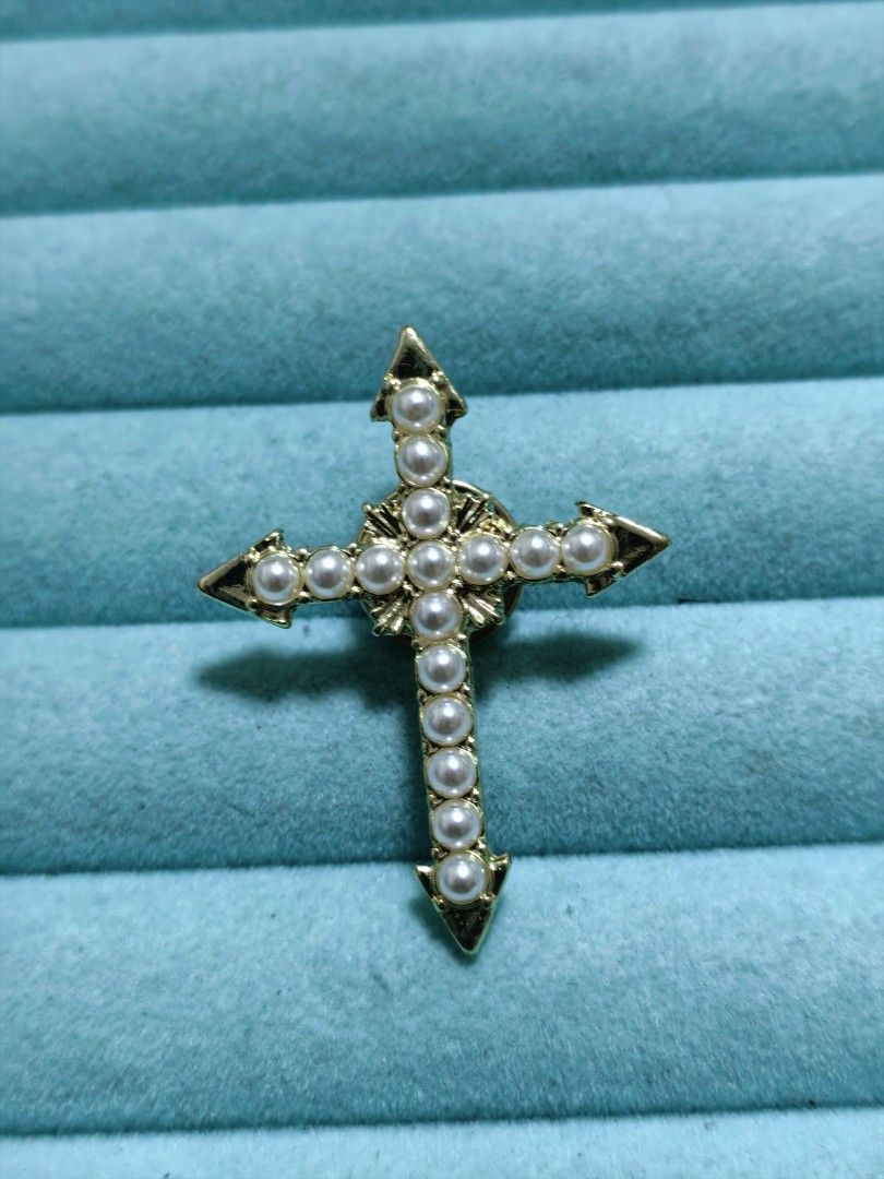 Brooch Pin Cross (Category: Brooches) located in Taguig. Submitted by jeannescarlet (Listing ID 1466183172, Image 1). Description: 💎Brand New 💎Alloy Material.