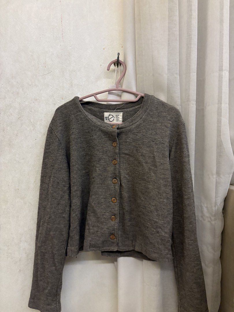 brown basic cardigan (Category: Coats, Jackets and Outerwear) located in Bangi. Submitted by 26nobu (Listing ID 1466327814, Image 1). Description: worn once only.