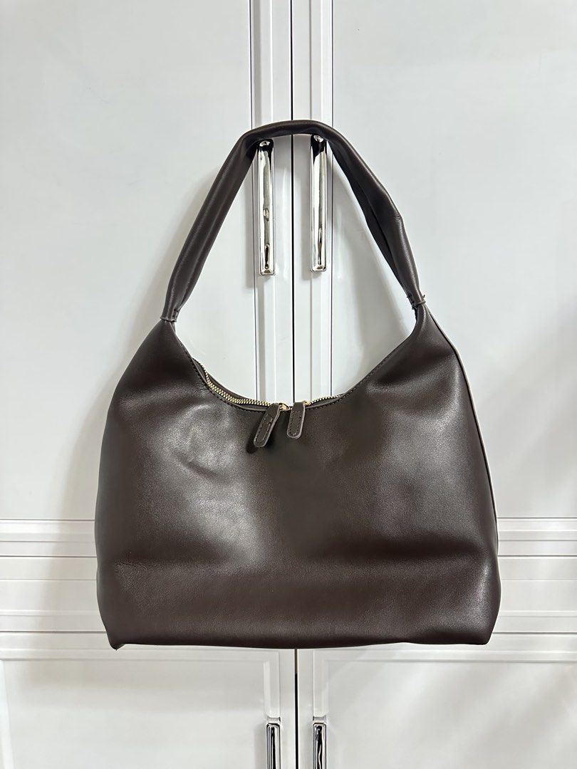 Brown Shoulder Bag (Category: Shoulder Bags) located in Quezon City. Submitted by jeydeegmr (Listing ID 1466309890, Image 2). Description: .