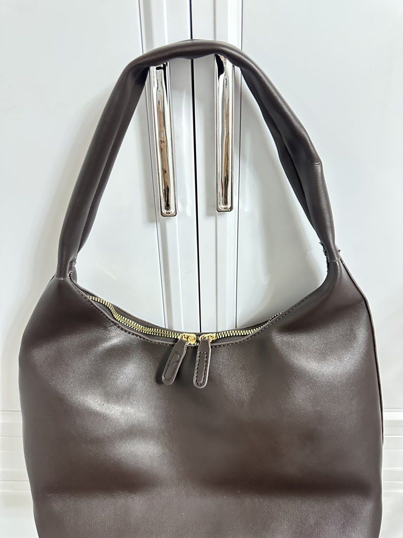 Brown Shoulder Bag (Category: Shoulder Bags) located in Quezon City. Submitted by jeydeegmr (Listing ID 1466309890, Image 1). Description: .