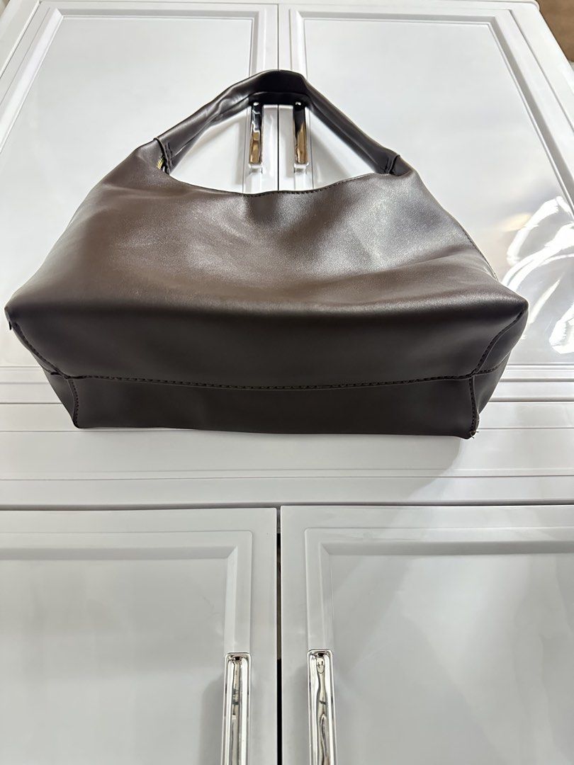 Brown Shoulder Bag (Category: Shoulder Bags) located in Quezon City. Submitted by jeydeegmr (Listing ID 1466309890, Image 3). Description: .