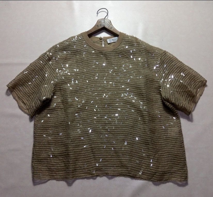 Brunello Cucinelli Sequin Embellished Short Sleeve Blouse Authentic (Category: Blouses) located in Urdaneta. Submitted by josephragontonjr95 (Listing ID 1466308007, Image 1). Description: - Brunello Cucinelli Sequin Embilleshed Short Sleeve Blouse Authentic - SIZE: MEDIUM - DIMENSIONS ⬇️ ⬇️ ⬇️ - WIDTH: 22 - LENGTH: 23 - COLOR RATE: 10/10 - ISSUES/FLAWS: NONE - CONDITION: AS NEW - Color: Taupe - Details: Covered in tiny shimmering sequins over hor