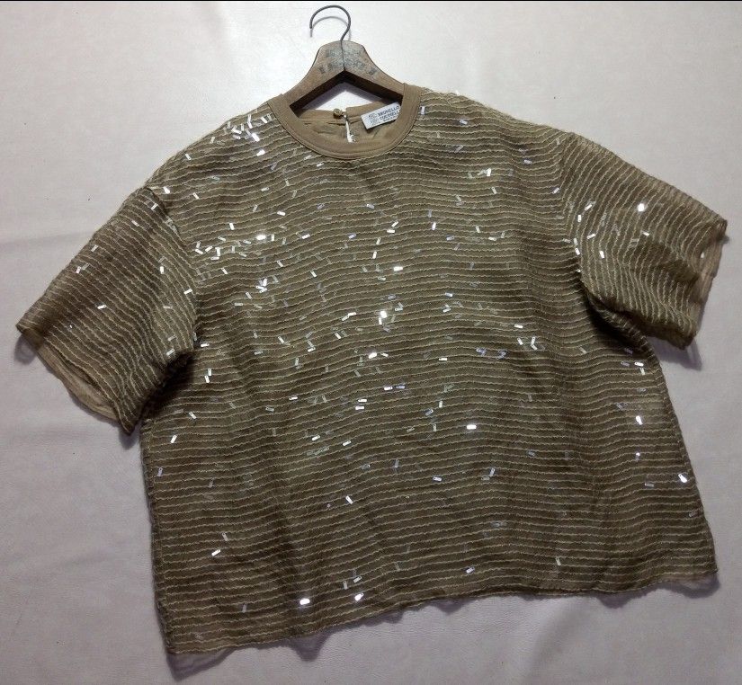 Brunello Cucinelli Sequin Embellished Short Sleeve Blouse Authentic (Category: Blouses) located in Urdaneta. Submitted by josephragontonjr95 (Listing ID 1466308007, Image 3). Description: - Brunello Cucinelli Sequin Embilleshed Short Sleeve Blouse Authentic - SIZE: MEDIUM - DIMENSIONS ⬇️ ⬇️ ⬇️ - WIDTH: 22 - LENGTH: 23 - COLOR RATE: 10/10 - ISSUES/FLAWS: NONE - CONDITION: AS NEW - Color: Taupe - Details: Covered in tiny shimmering sequins over hor