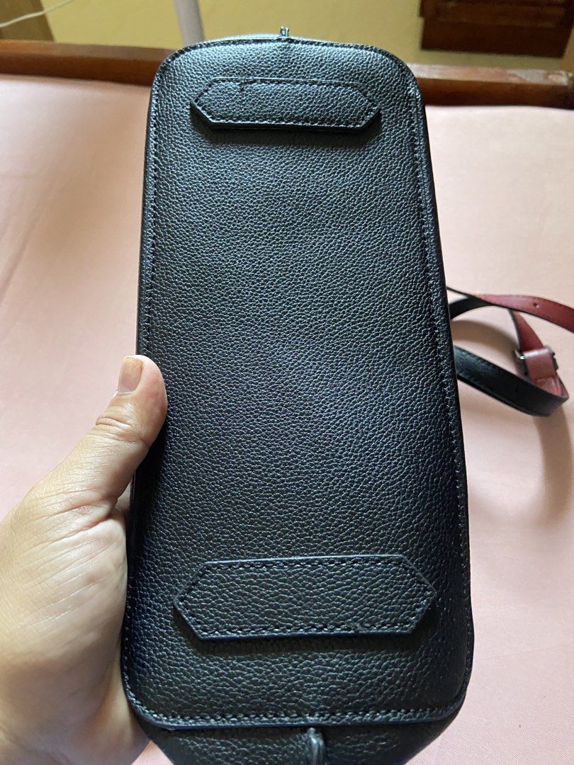Bucket bag (Category: Cross-body Bags) located in Calamba. Submitted by mj_sotto22 (Listing ID 1466192954, Image 2). Description: No flaws genuine leather .