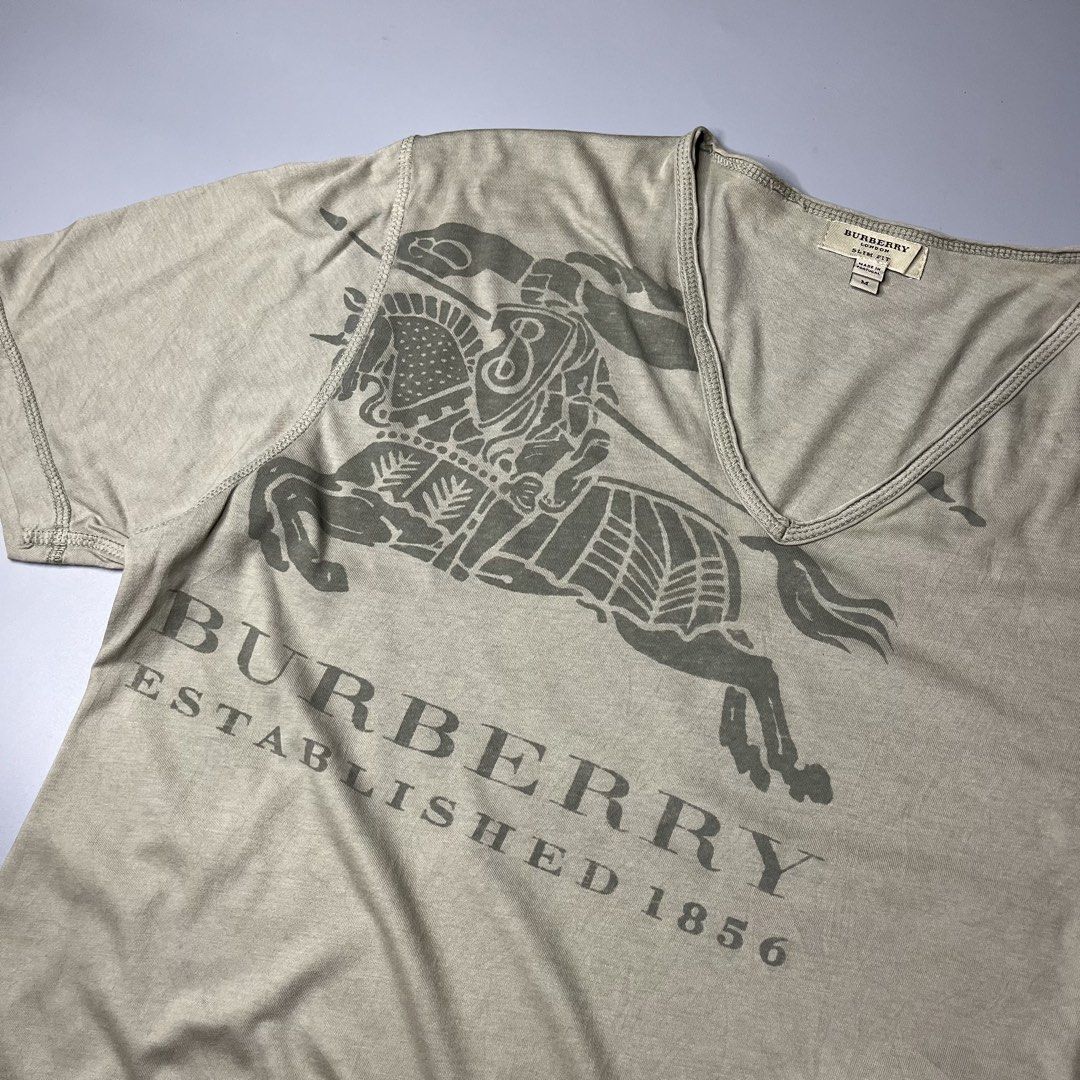 BURBERRY V NECK (Category: Tshirts & Polo Shirts ) located in Manila. Submitted by aaaaaahhhhhh (Listing ID 1466295147, Image 2). Description: Medium 19W 29L Need wash Lalamove or J&t Express + Shipping fee.
