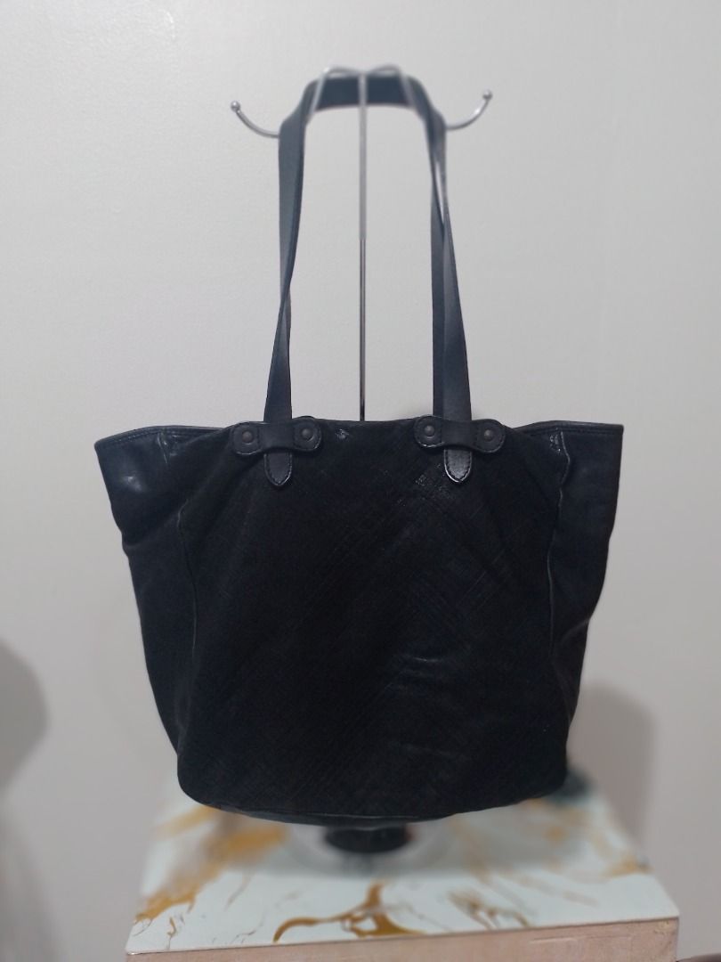 RUSH SALE! Buttero Black Leather Tote Bag (Category: Tote Bags) located in Imus. Submitted by bestfinds_yeth0724 (Listing ID 1466327924, Image 1). Description: Authentic Buttero leather tote bsg Issue ;nilabhan ko ang inner lining nya kasi madumi ang nabura yung brand name sa patch kaya nka sale pero nka engrave sa hardware ang brand.. MOP gcash Location Imus Cavite.