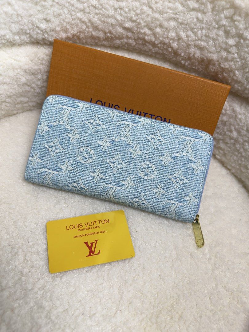 C0ded 3Lvi Denim Style leather long wallet (Category: Wallets & Card holders) located in Binmaley. Submitted by amayscollections (Listing ID 1466290507, Image 1). Description: Comes with box and dustbag mga ses ganda ganda in person nyan for only ₱450 payment first add 70 for cash on delivery✅.