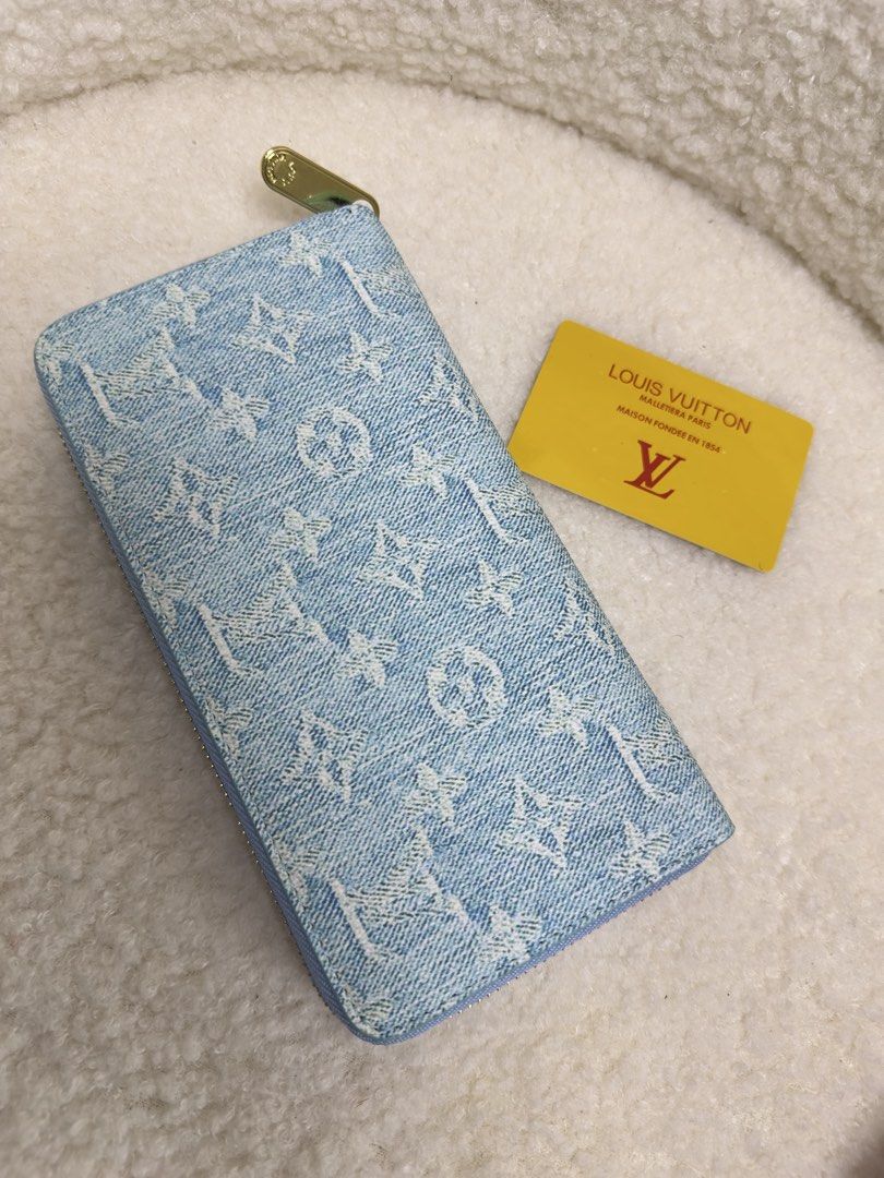 C0ded 3Lvi Denim Style leather long wallet (Category: Wallets & Card holders) located in Binmaley. Submitted by amayscollections (Listing ID 1466290507, Image 2). Description: Comes with box and dustbag mga ses ganda ganda in person nyan for only ₱450 payment first add 70 for cash on delivery✅.