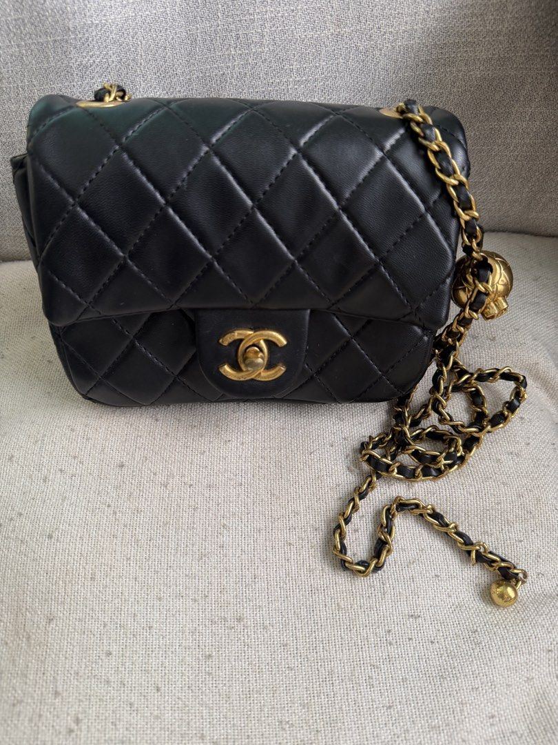 C Flap in mini (Category: Luxury Bags & Wallets) located in Manila. Submitted by bagzbaby1996 (Listing ID 1466275025, Image 1). Description: - vintage bag - can fit phone - signs of usage .