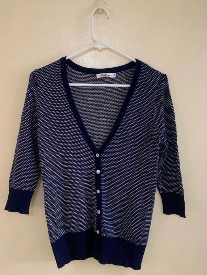 Calico Sweater Womens (Category: Longsleeves) located in Valenzuela. Submitted by clickandshoppreloved (Listing ID 1466203608, Image 1). Description: Calico Sweater Womens Onhand, Original XL Ontag, (24.5L x 15.5W) Color : Navy Blue (Excellent Condition, Good As New).