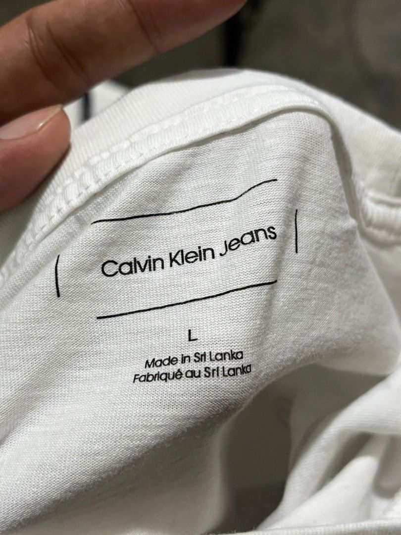 CALVIN KLEIN BASIC LOGO SHIRT (Category: Tshirts & Polo Shirts ) located in Davao. Submitted by nmd.archives (Listing ID 1466175857, Image 2). Description: Large on tag 22 x 26 Color rate and condition: 9.7/10 No issue.