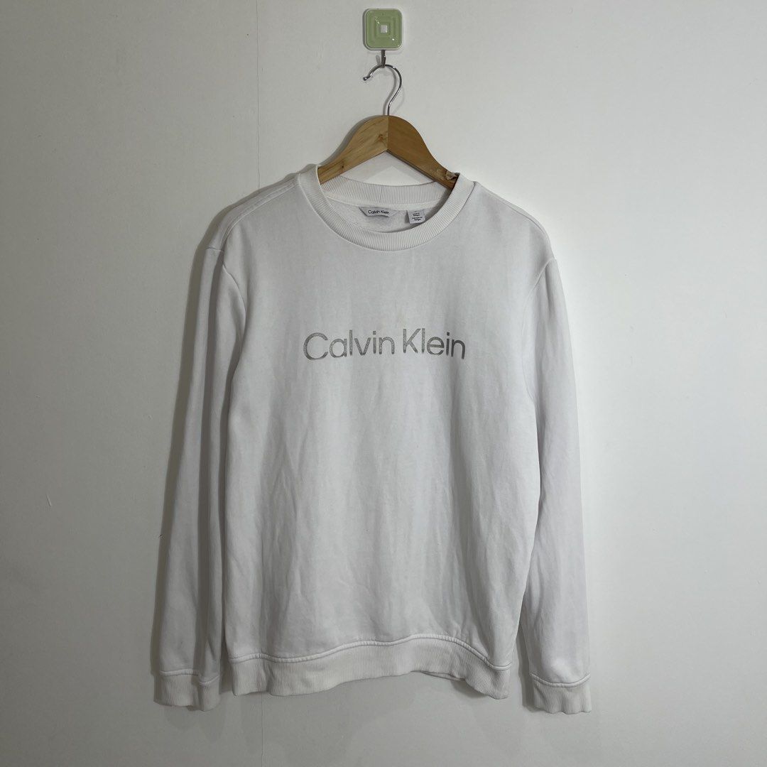 Calvin Klein Crewneck Sweater (Category: Coats, Jackets and Outerwear) located in Nasugbu. Submitted by janstuffs.ph (Listing ID 1466318547, Image 1). Description: Calvin Klein Crewneck Sweater Size on tag: MEDIUM Dimension: 21"W x 26"L Sleeve: 25" Best fit: MEDIUM Condition: 10/10 Like New! Flaw: None Mine: 1280 Thankyou po 🫶💕.