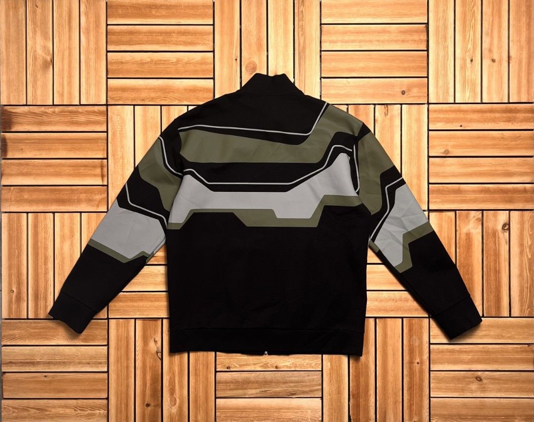 Calvin Klein Fullzip Jacket (Category: Coats, Jackets and Outerwear) located in Floridablanca. Submitted by d_elevated (Listing ID 1466295076, Image 3). Description: .