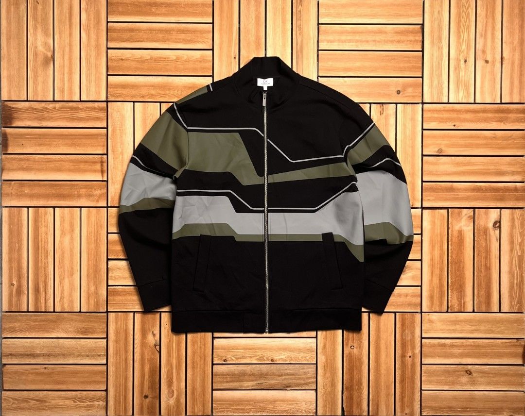 Calvin Klein Fullzip Jacket (Category: Coats, Jackets and Outerwear) located in Floridablanca. Submitted by d_elevated (Listing ID 1466295076, Image 2). Description: .