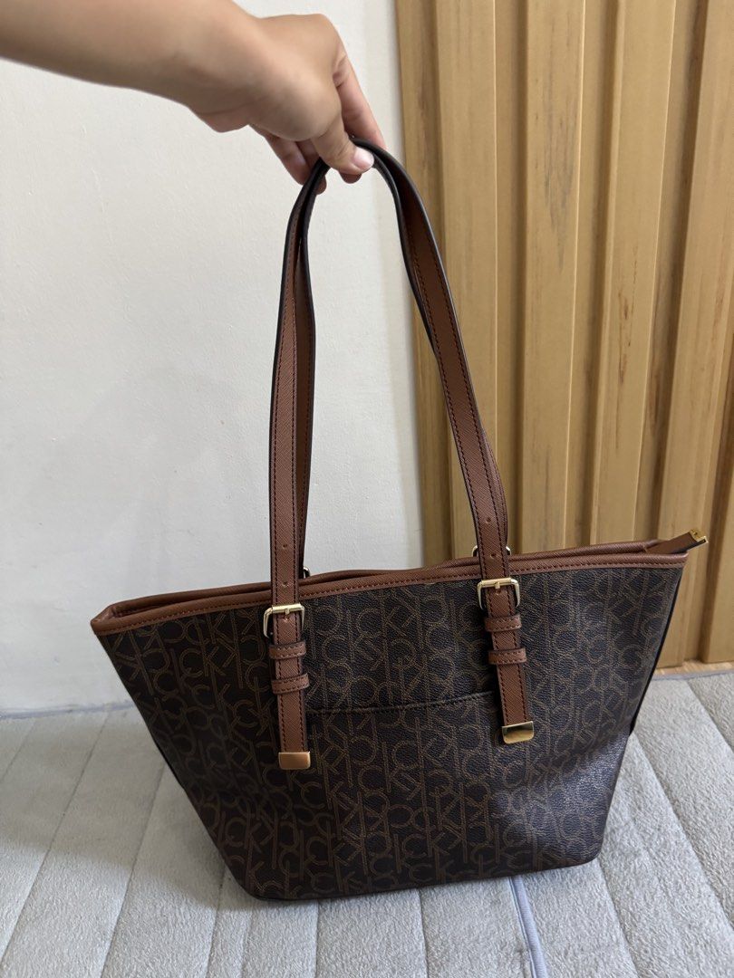 Calvin Klein Shoulder Bag (Category: Luxury Bags & Wallets) located in Manila. Submitted by celine3103 (Listing ID 1466213951, Image 2). Description: .