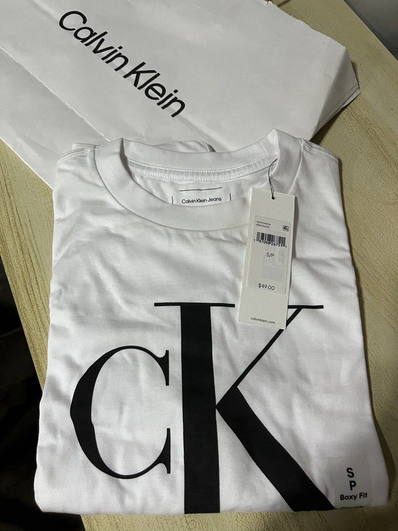 Calvin Klein Women’s Tee & Cap SET (Category: Shirts) located in Quezon City. Submitted by azarels (Listing ID 1466329332, Image 3). Description: With CK paperbag (1 PAPERBAG ONLY) Shirt needs cleaning (may dumi sa bandang colar but not used sa storage lang) Cap is One Size. Shirt is Small BOXY FIT (fit to med-large body frame) Authentic CALVIN KLEIN bought in Canada 🇨🇦 Both with Tags ‼️Fixed Price‼️ + local sf 📍Project 8, Quezon City.