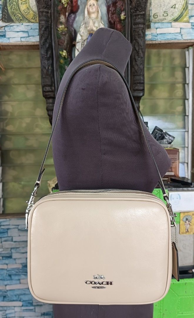 camera bag (Category: Purses & Pouches) located in Ozamiz City. Submitted by kapesteba112457 (Listing ID 1466224381, Image 1). Description: camera bag double zip! in neutral.color beige ganda lakas maka classy . for only 3500. selected preloved bag from japan/korea. flawless pasok pang regalo....