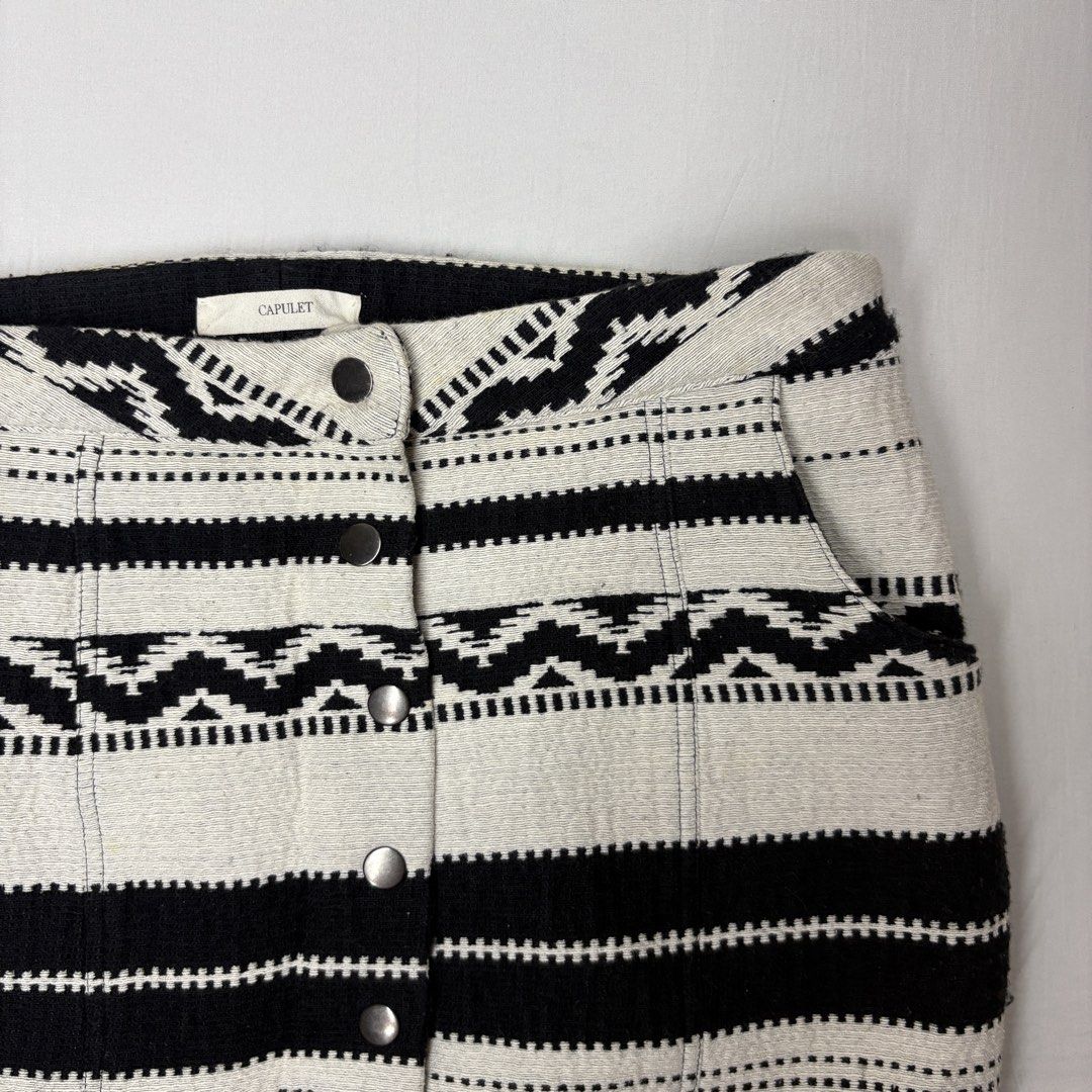 Capulet Black White Aztec Woven Pattern Skirt (Category: Skirts) located in Angeles City. Submitted by muse_archive (Listing ID 1466248095, Image 2). Description: -Trendy skirt! -Like new .