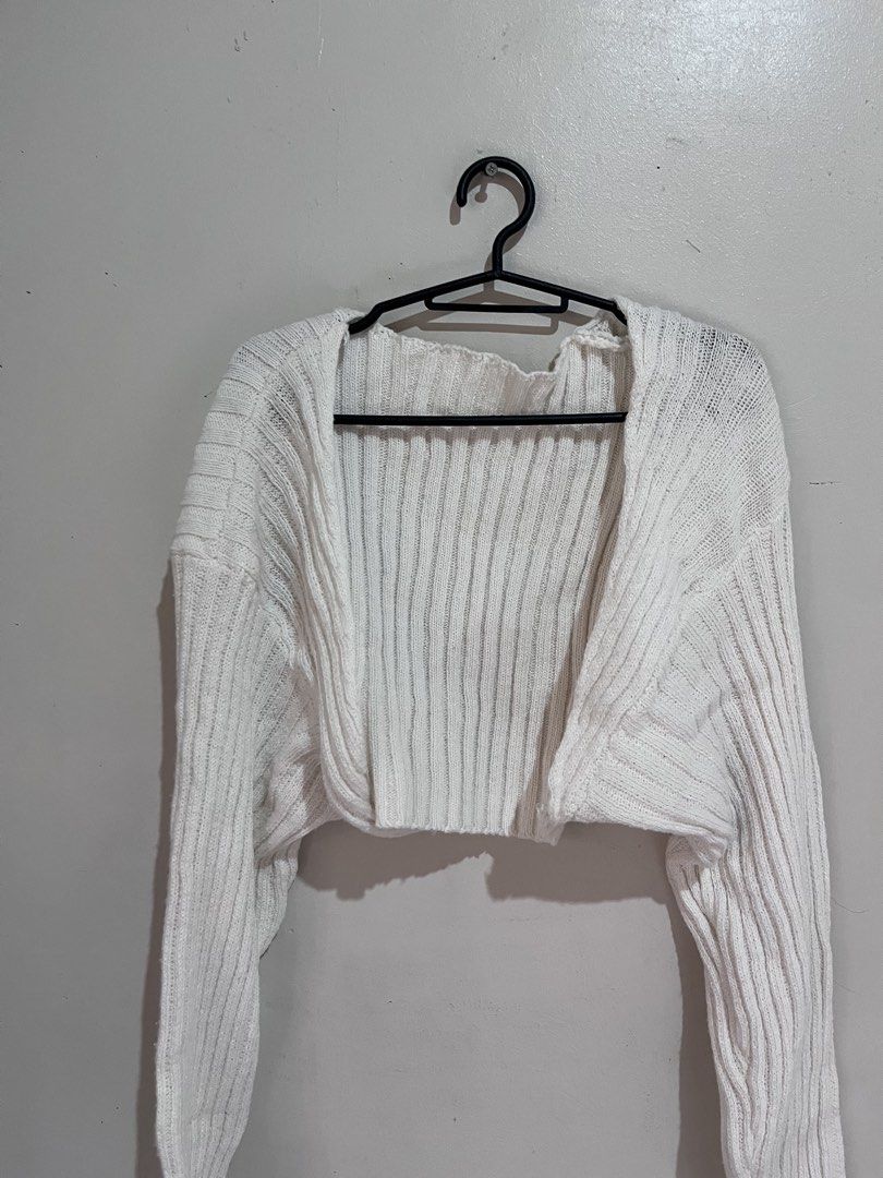 Cardigan White (Category: Coats, Jackets and Outerwear) located in Manila. Submitted by serra_shop (Listing ID 1466187921, Image 2). Description: 10/10 Size: Small to Large Location: Pampanga Courier: J&T.