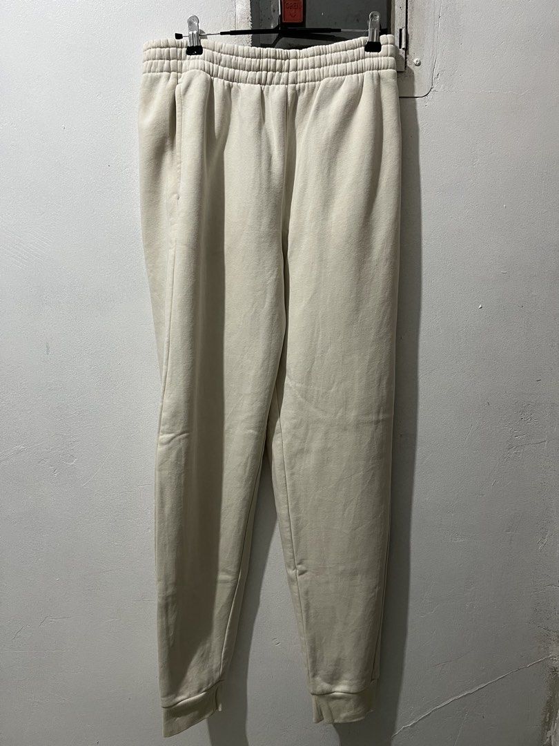 Carhartt Script Sweatpants BN8429-B - XL (18-20) (Category: Joggers) located in Malaybalay. Submitted by tapiocasthrift (Listing ID 1466193649, Image 3). Description: Size: XL (18-20) Dimes: 28 waist (stretchable) x 40.5 length HEM: 5 Thigh: 11 Color rate: 9.5/10 Excellent condition Issue: dot stains and yellow stain.