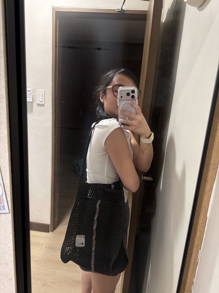 Carry Om Mala Void MEDIUM (Category: Tote Bags) located in Quezon City. Submitted by downthecatwalk (Listing ID 1465388184, Image 3). Description: Brand new just received yesterday With proof of purchase. .