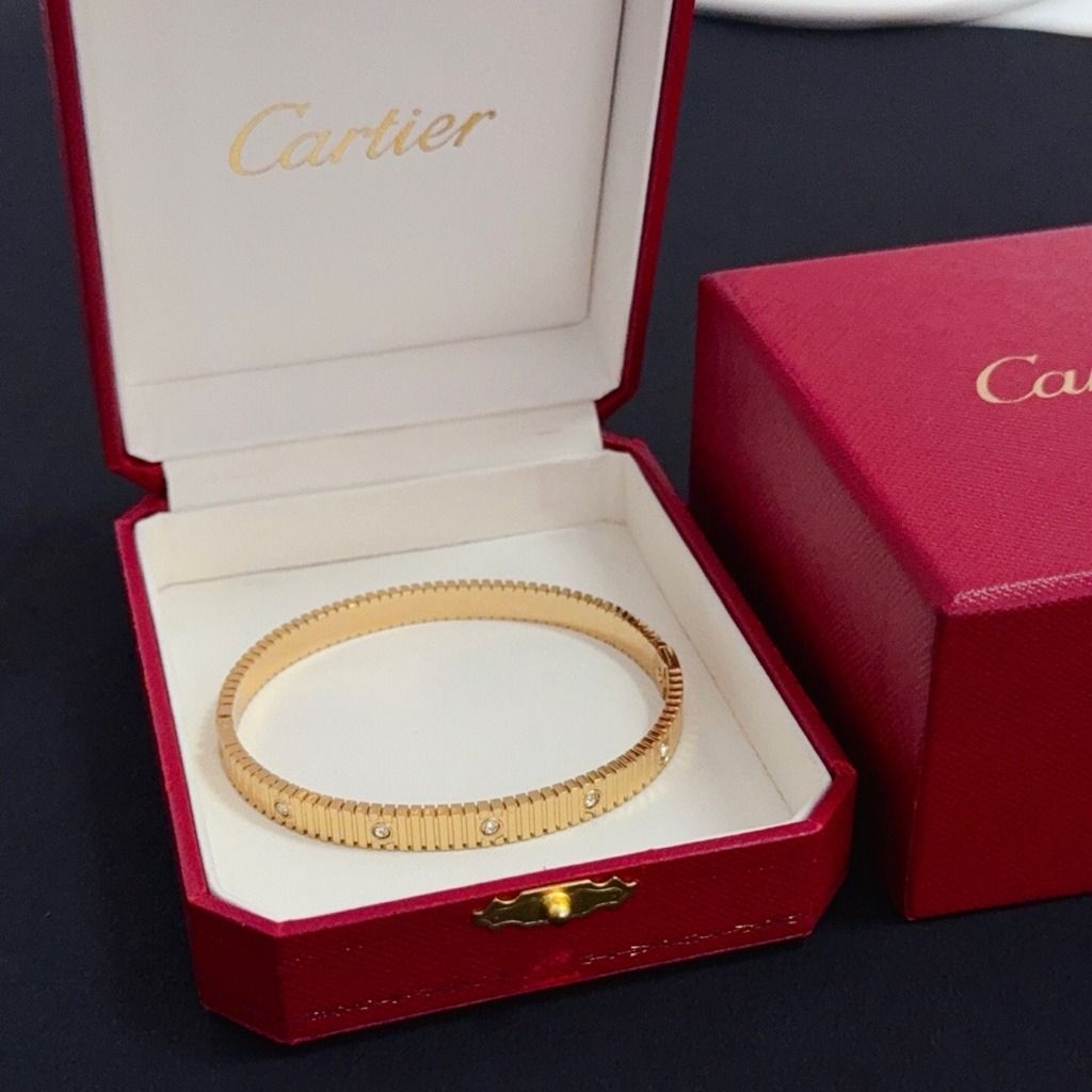 Cartier 卡地亞 鑚石手鐲 （分類：飾物及配件）位於 Hong Kong。 由 loetticorn55457 提交（商品編號 1466165470，圖片 3）。簡介： Cartier卡地亞黃金色鑚石手鐲，帶坑紋設計，鑲有幾粒閃石。連原裝紅色Cartier首飾盒同外盒，送禮自用都啱。好有質感，款式經典易襯。可順豐包郵。