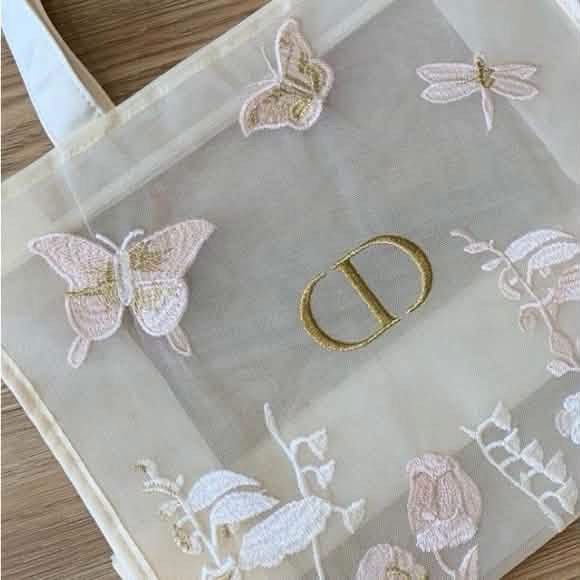 CD GIFT WITH PURCHASE BAG (Category: Tote Bags) located in General Trias. Submitted by trendz_fazhion (Listing ID 1466256011, Image 2). Description: LAST PRICE POSTED❗️ new original usa bought gift with purchase bag of christian dior open tote only for sure buyer only note: this is only a gift purchase that was given to wholesale seller who bought from them. cannot be bought individually to lux store.