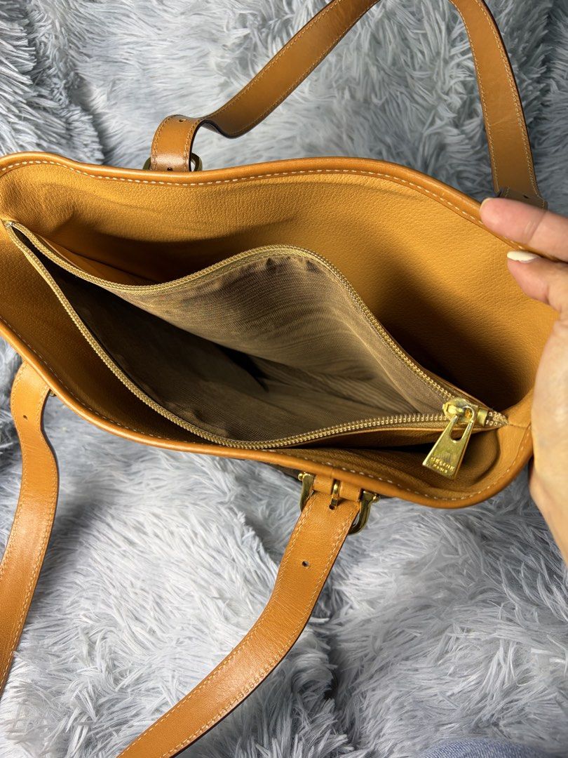 CELINE MACADAM TOTE (Category: Luxury Bags & Wallets) located in Taguig. Submitted by ljlucero (Listing ID 1466278300, Image 3). Description: .