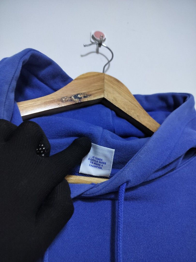 Champion Script Pullover Hoodie (Category: Coats, Jackets and Outerwear) located in Taguig. Submitted by thriftybounce (Listing ID 1466225181, Image 2). Description: Fit : L Width : 22 Length : 26.5 Color Rate : 9.5/10 Issue : None.