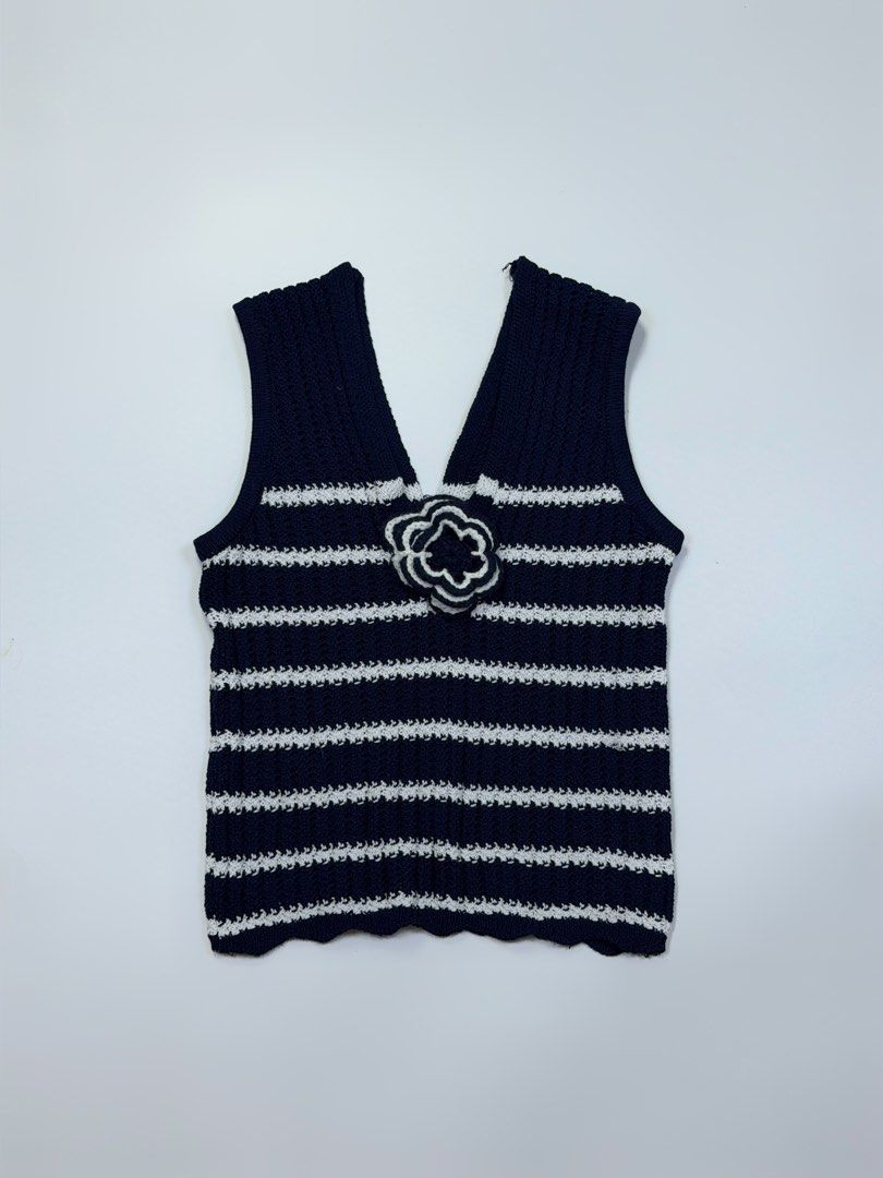 Chanel crocheted top (Category: Sleeveless) located in Kapangan. Submitted by keythsgs74798 (Listing ID 1466265649, Image 1). Description: Small no flaws .